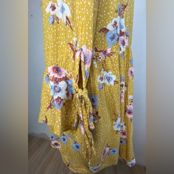 Motherhood Maternity Women’s Yellow Floral Top w/ties on Sleeves - Picture 3 of 7